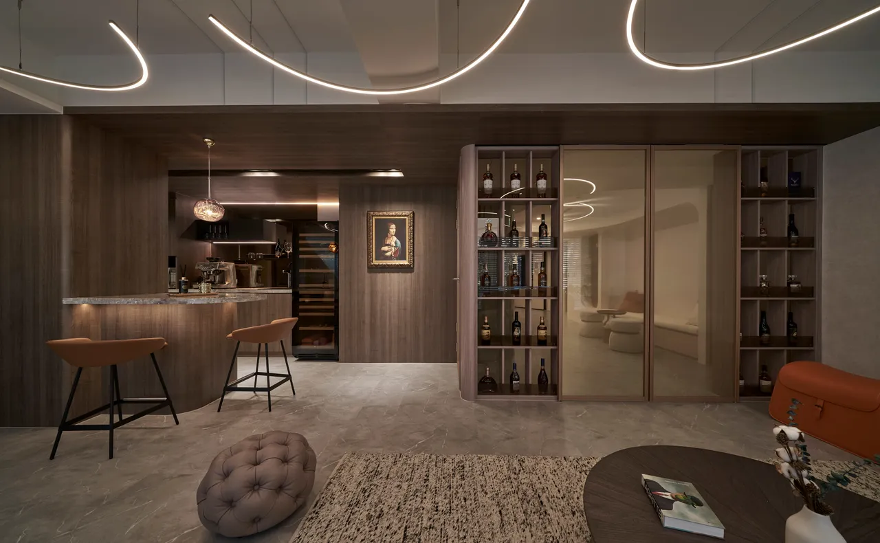 低調奢華的接待區，結合溫暖木質與現代線條，晶翎美學打造如家般舒適的療程前體驗。