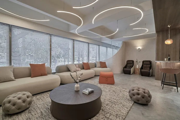 晶翎美學以精緻空間設計迎接每位顧客，讓療程前的等待，也成為一段放鬆時光。