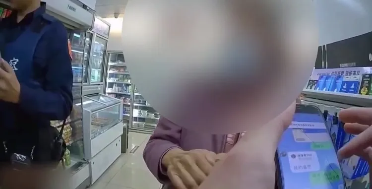 員警檢視郭婦手機，證實是典型「假交友、真詐財」。民眾提供