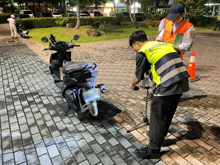 改裝排氣管不依規定申報登記，處汽車所有人900元以上、1800元以下罰鍰。警方提供