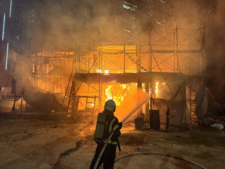 警消灌救。桃園市消防局提供