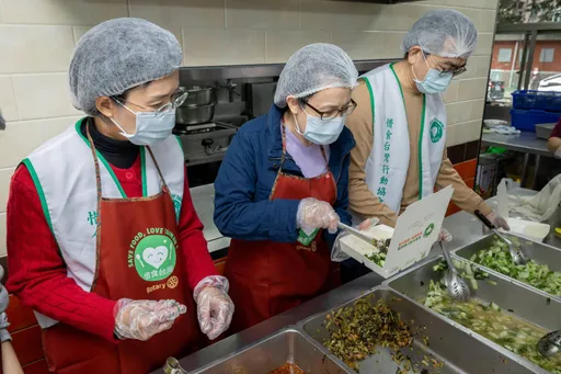 年節送暖！蕭美琴、蘇巧慧惜食廚房當志工　洗菜打包做愛心