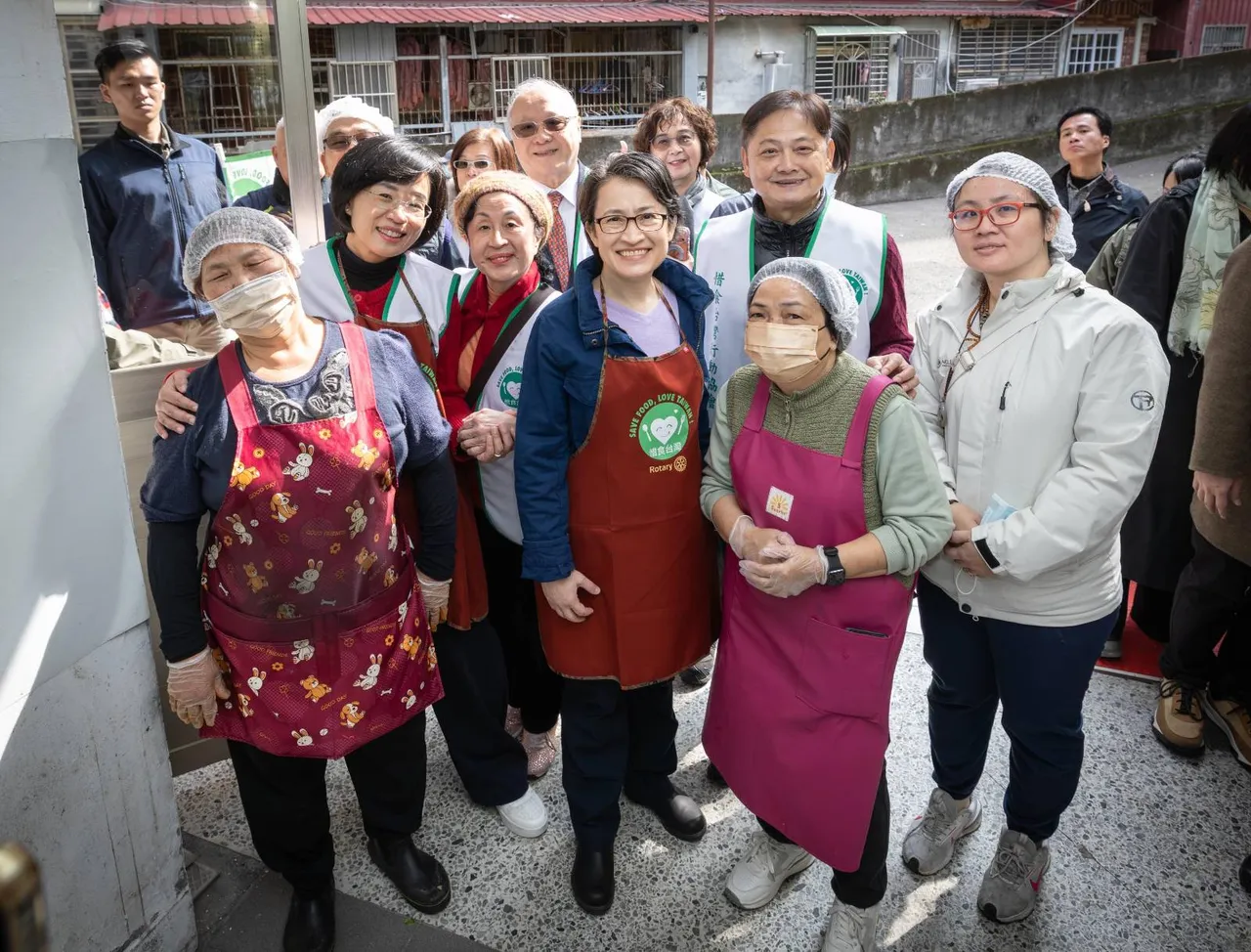 蕭美琴與蘇巧慧各自負責打一道菜，後至廚房外打包便當。總統府提供