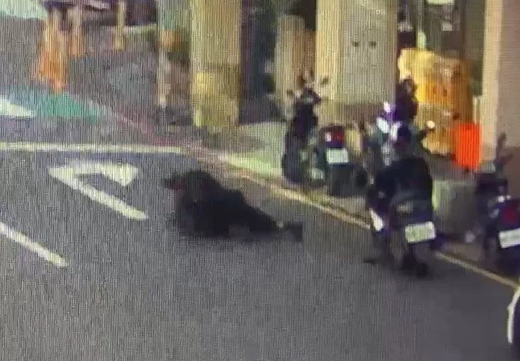 2騎士扭打在地。翻攝畫面