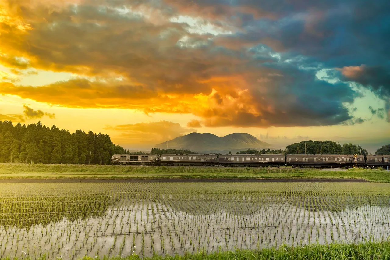 列車穿梭於山巒、原野與海岸線，在細膩款待中享受從容悠然的美好時光。業者提供