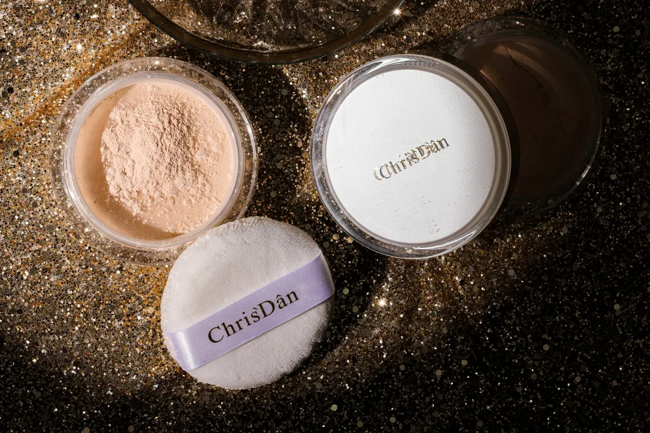 粉質細到幾乎感覺不到存在感，卻能自然柔焦毛孔與膚紋，「怎麼拍都不厚」成為社群討論度最高的關鍵字。