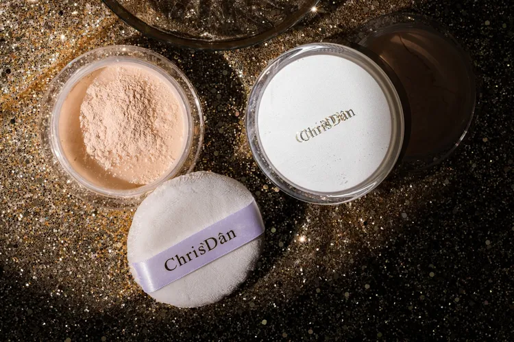 粉質細到幾乎感覺不到存在感，卻能自然柔焦毛孔與膚紋，「怎麼拍都不厚」成為社群討論度最高的關鍵字。