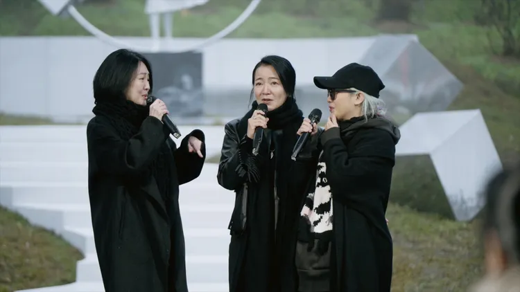 小S（左起）、阿雅、范曉萱在追思會上哽咽唱《姊妹們的聚會》。經紀公司提供