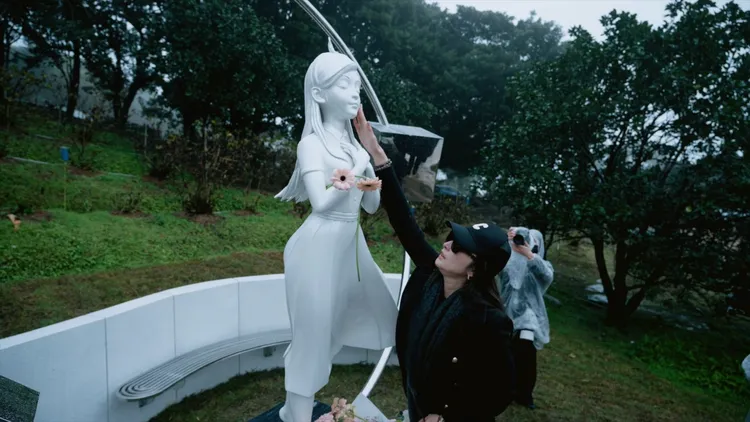 吳佩慈帶來粉紅菊花獻給大S。經紀公司提供