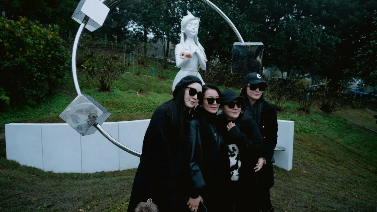 范瑋琪（左起）、阿雅、范曉萱、吳佩慈和大S雕像合影。經紀公司提供