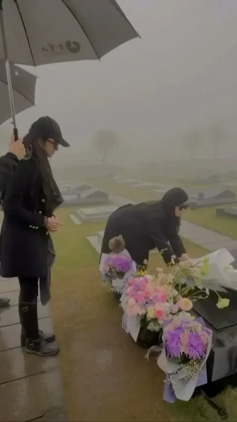 范瑋琪整理放在大S之墓的花束。翻攝范瑋琪IG
