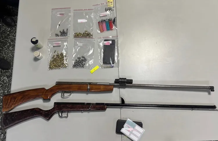 警方在莊男等人的小貨車上起出獵槍、喜德釘、鋼珠等物品。民眾提供