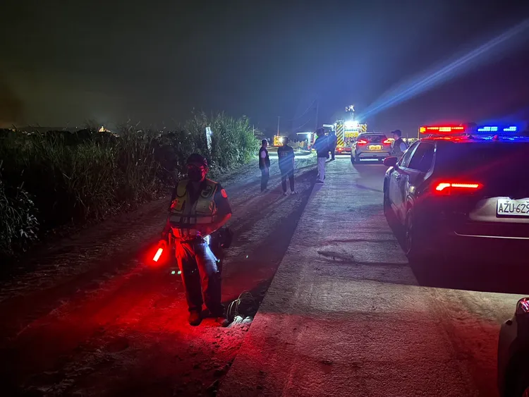 消防人員在現場發現可疑人士，警方到場發現3名男子為了打獵點燃雜草，才引發這場火警。民眾提供