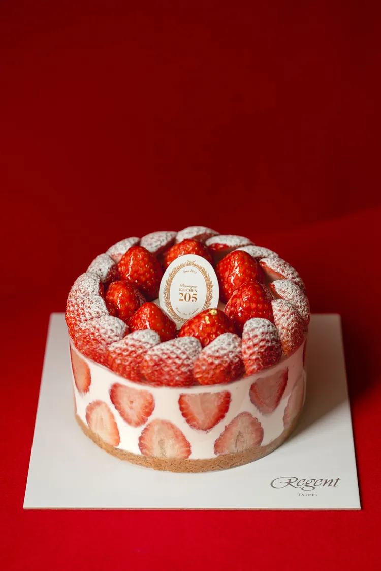 對於重視儀式感的情侶們，晶華特別規劃「莓好情人假期」住房專案，主打入住即可獲得晶華獨家引進的KITCHEN 205「經典草莓園蛋糕」，為假期增添甜蜜氛圍。專案兩人成行、每房每晚8700 元＋15.5%起。台北晶華提供