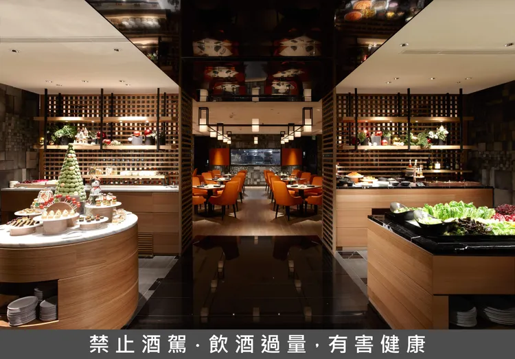 ROBIN'S牛排屋推出的情人節套餐內容包含可無限享用的「小農沙拉吧」，賓客可以盡情品嘗主廚嚴選的各式在地新鮮食材。台北晶華提供