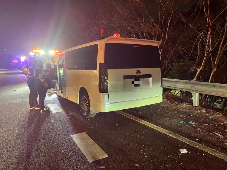 發生事故的廂型車。民眾提供