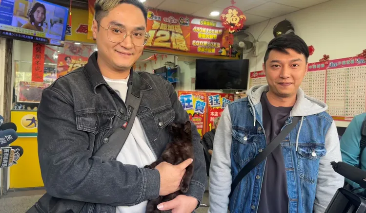 因收養黑色流浪貓，台中男大生幸運刮中百萬大獎。台灣彩券提供
