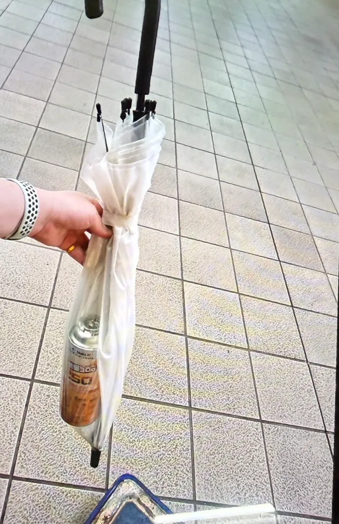 民眾遺留雨傘與瓦斯罐在車廂內。翻攝畫面