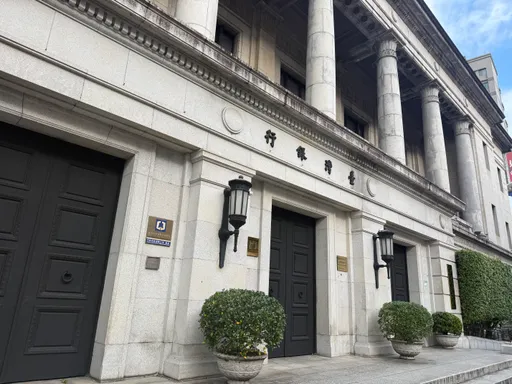 春節換新鈔今起開跑！有民眾一早攜20萬到場兌換　全台455處據點一次看