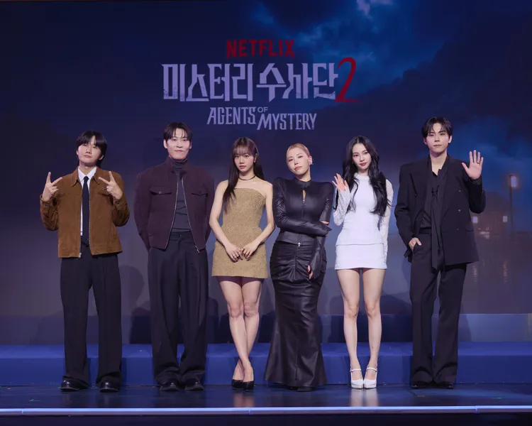 李龍真（左起）、John Park、惠利、GABEE、Karina、金度勳日前出席《怪奇謎案限時破2》記者會。翻攝Netflix Korea X