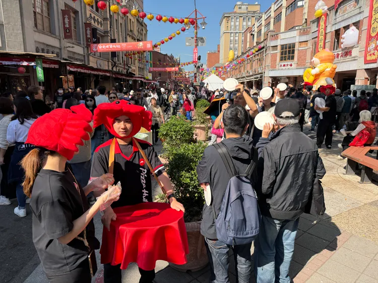 必勝客發放免費試吃披薩，首批不到10分鐘就被拿光了。莊偉祺攝