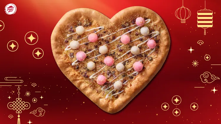 「花好月圓愛心披薩」即日起至2月14日限定開賣，單點價為299元。必勝客提供