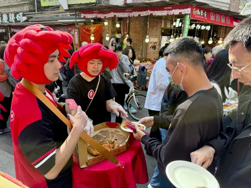 不到10分鐘搶光！年貨大街發免費「年菜披薩」　200人頂豔陽排隊