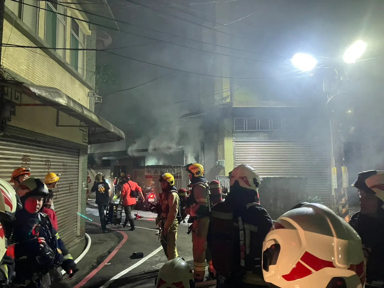 現場不斷竄出濃煙，所幸全案無人受困。翻攝照片