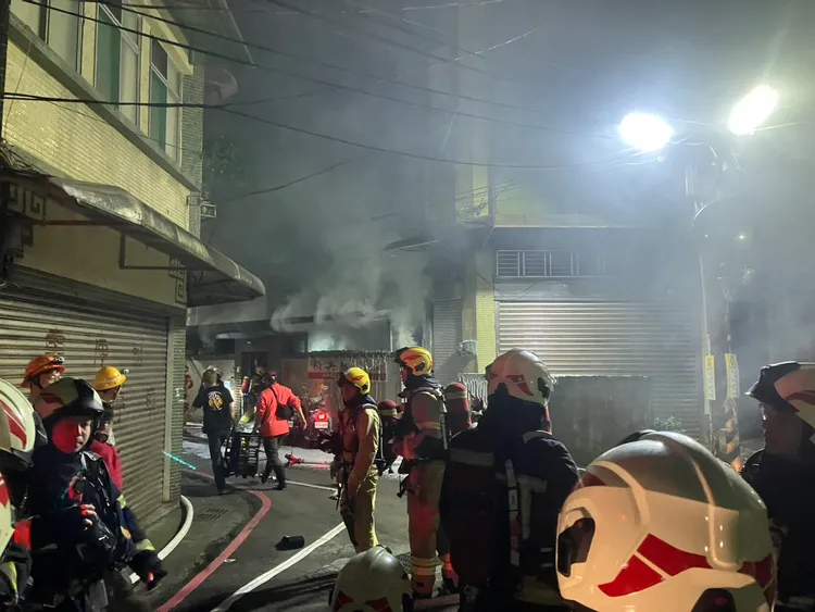 現場不斷竄出濃煙，所幸全案無人受困。翻攝照片