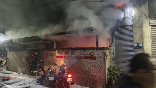 疑電動機車充電釀災！基隆里長辦公室凌晨竄火舌　現場畫面曝光