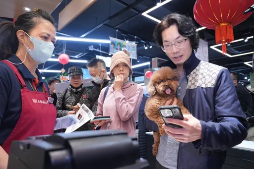 全聯初一開賣保時捷、賓士福袋　連7年頭香民眾現場「試乘」