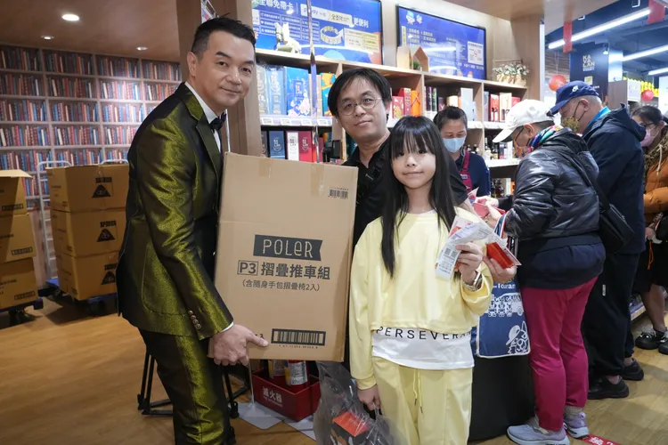 全聯今日大年初一上午9點全台門市準時開賣福袋、福箱。彭欣偉攝