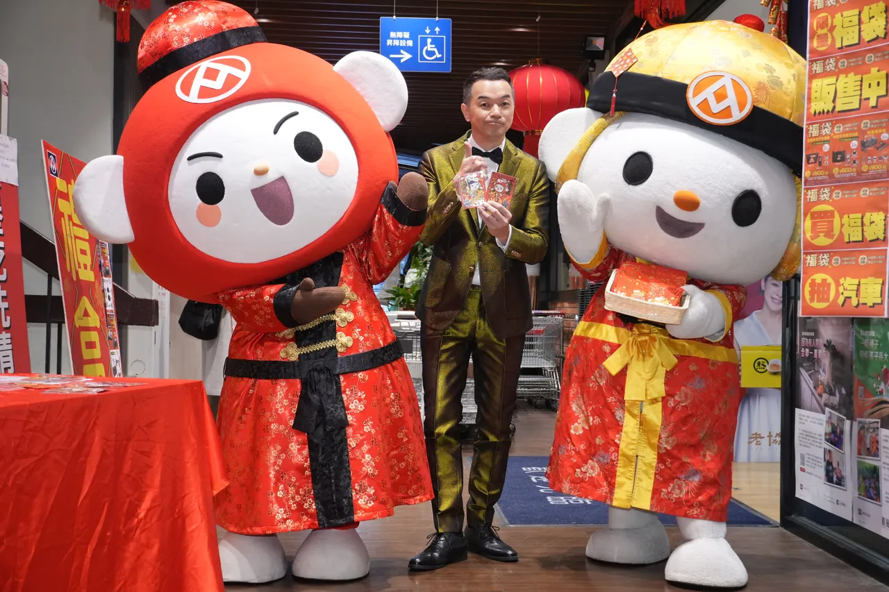 全聯福利熊、大全熊換上過年限定裝扮迎客，與全聯先生現身北市大安延吉門市。彭欣偉攝