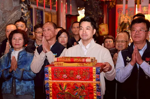 鄭麗文撞鐘拿紅繩狂抖稱「神明感召」　蔣萬安尬笑欲言又止