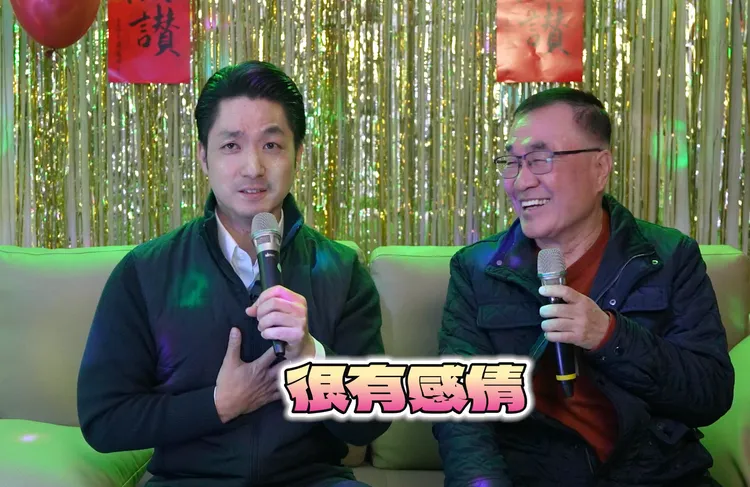 蔣萬安（左）與李四川（右）大年初一錄製「新春K歌大會」，合唱多首經典歌曲拜年。北市府提供