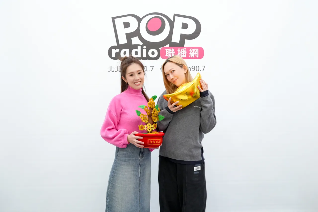 瑪菲司（右）與DJ Emily分享新春送禮撇步。POP Radio提供