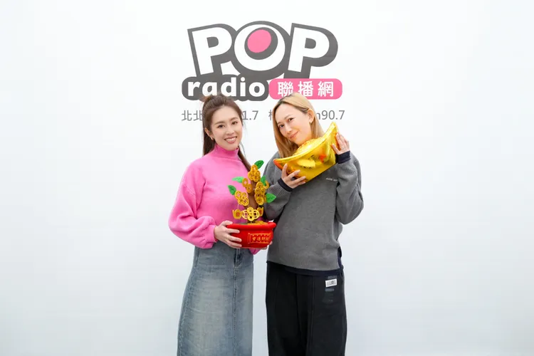 瑪菲司（右）與DJ Emily分享新春送禮撇步。POP Radio提供