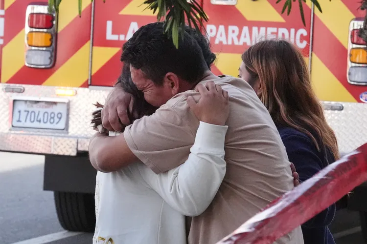 罹難家屬擁抱。美聯社
