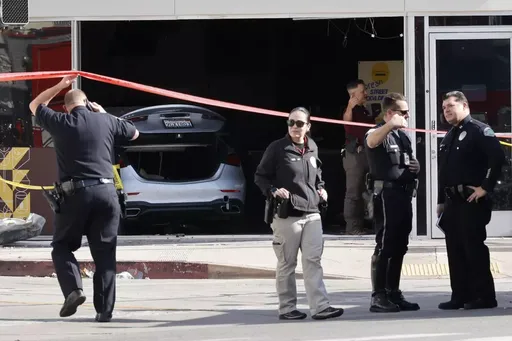 3人無辜慘死！車輛「撞倒騎士」再衝入華人超市　慘況曝光