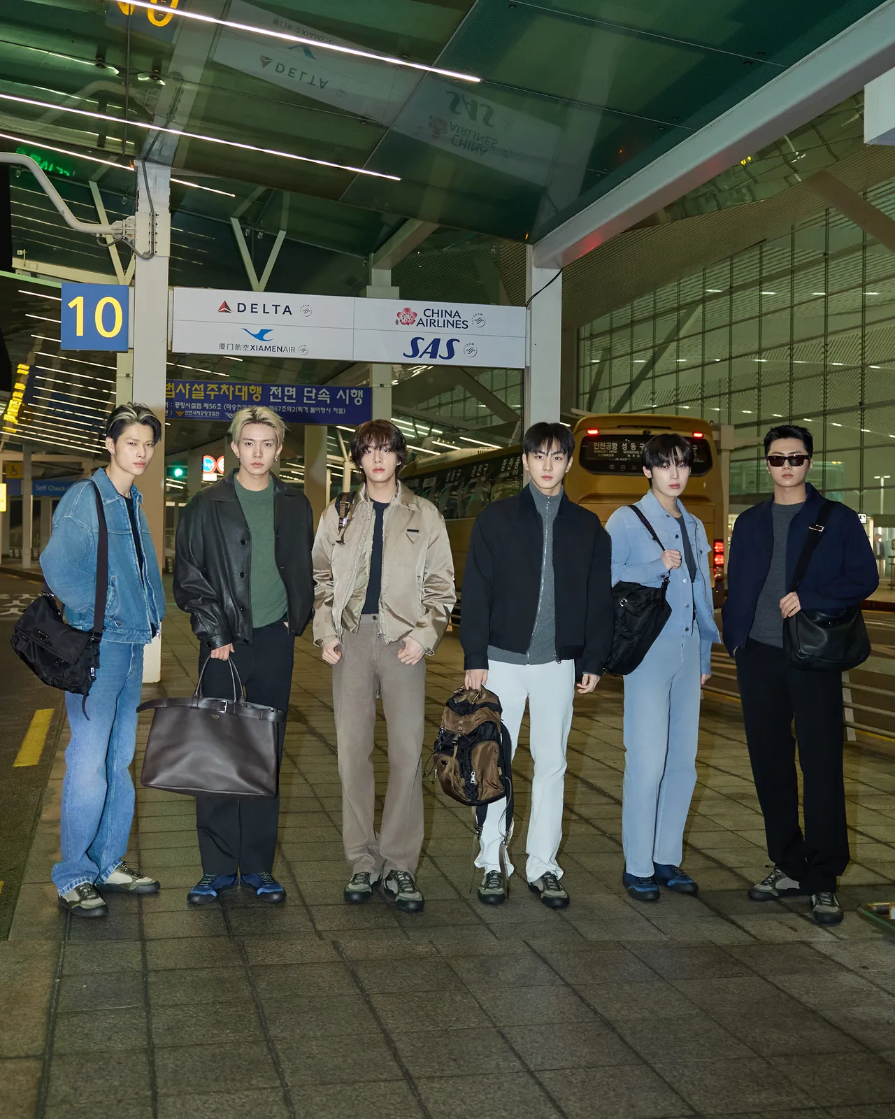 ENHYPEN全員現身仁川機場，準備來台出席PRADA開幕活動。品牌提供