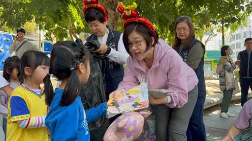 丈夫當市長開闢公園　她當議員爭取優化！上百孩童喜迎新遊具 