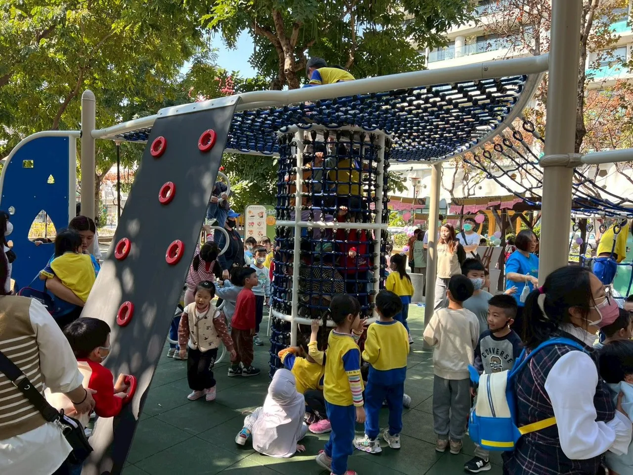 大明兒童公園增加新遊具，小朋友玩得開心。張芬郁提供
