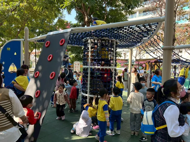 大明兒童公園增加新遊具，小朋友玩得開心。張芬郁提供