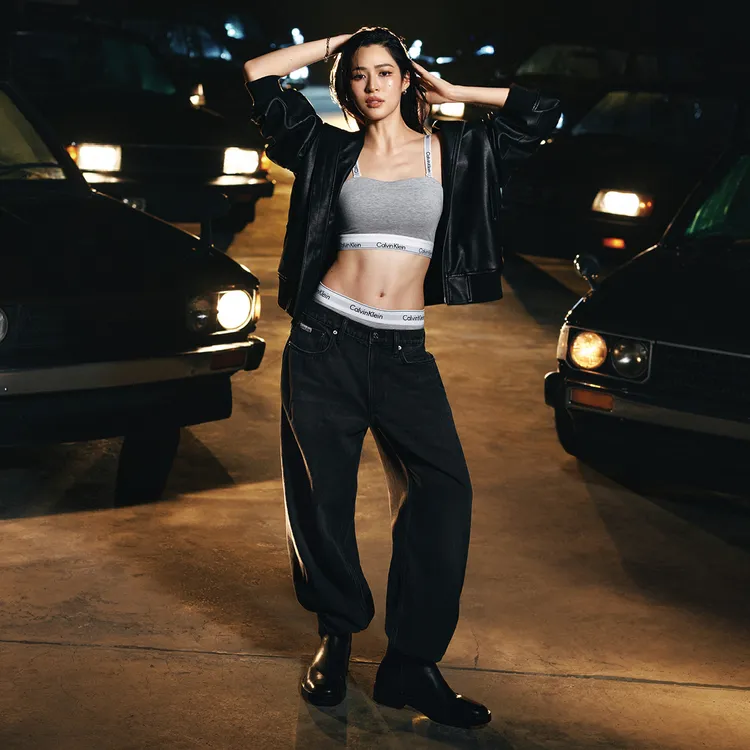 鄺玲玲穿著低腰丹寧褲曬書出炸裂川字腹肌。品牌提供