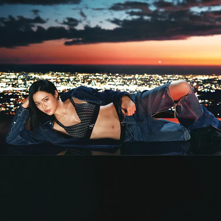 鄺玲玲以Graphic無鋼圈內衣、Graphic低腰內褲配低腰寬鬆丹寧褲。品牌提供