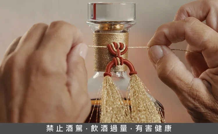 繩結裝飾於軒尼詩顯赫系列工坊精心組裝，傳遞兩種工藝傳承交會的共同堅持。業者提供