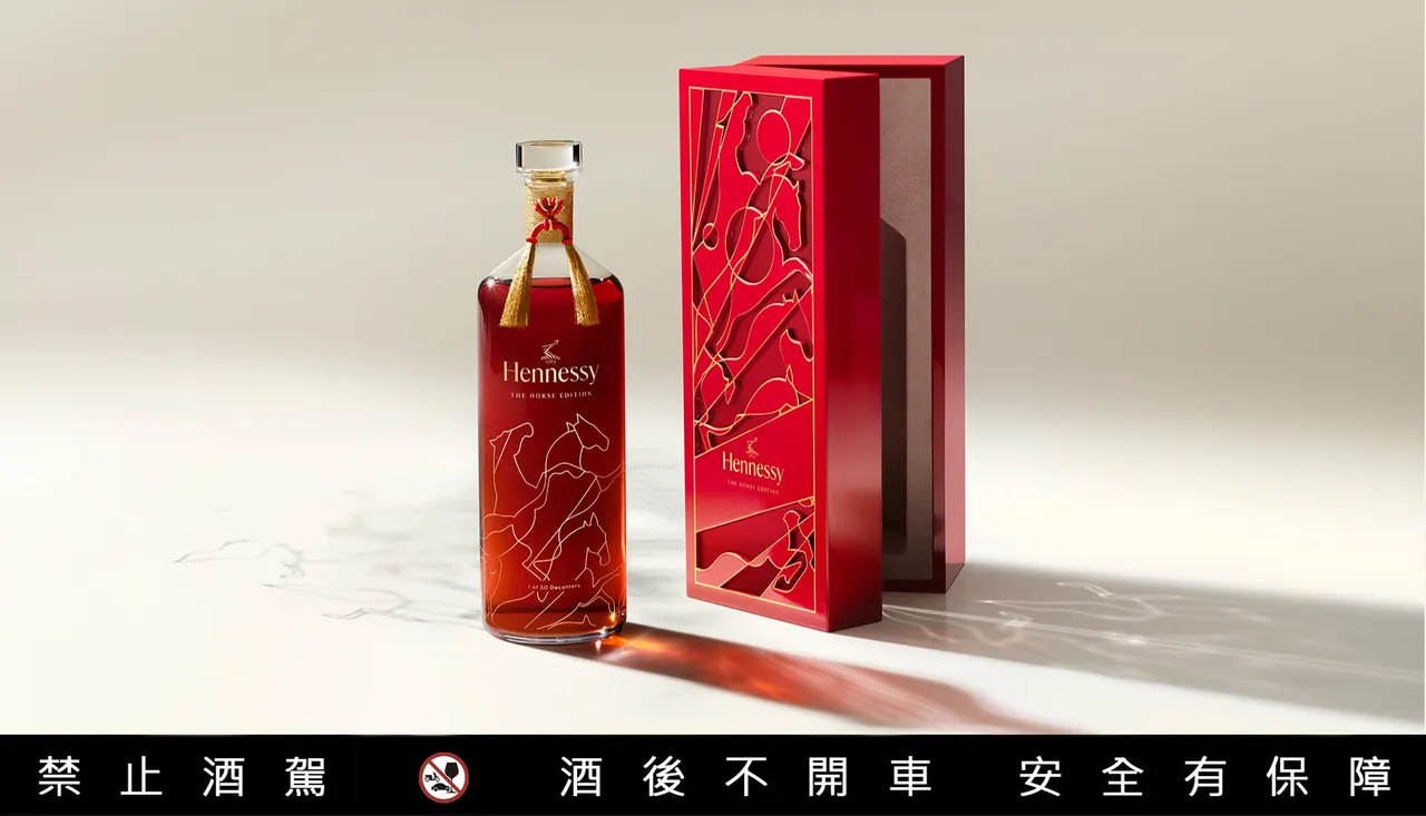 軒尼詩攜手法國殿堂級水晶品牌巴卡拉（Baccarat）打造的水晶酒瓶與深紅色漆木禮盒，金色駿馬絲線圖案延續於瓶身與盒身設計，彰顯極致工藝與奢華。業者提供