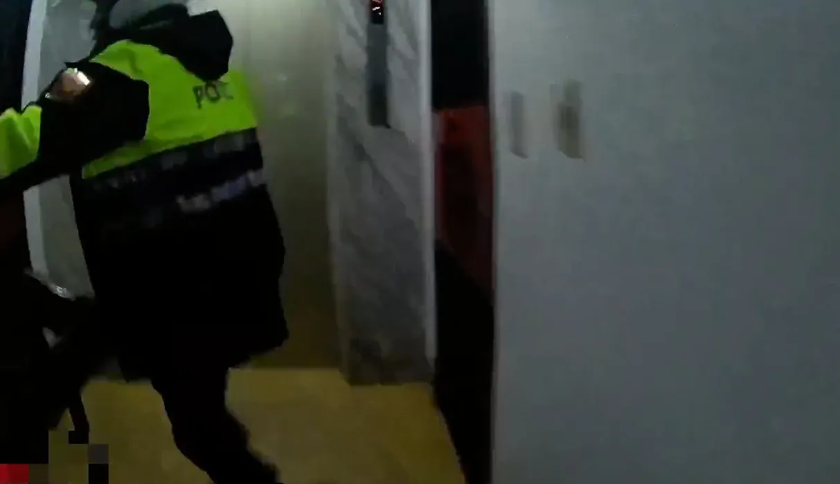 員警在樓梯狂奔上8樓。翻攝畫面