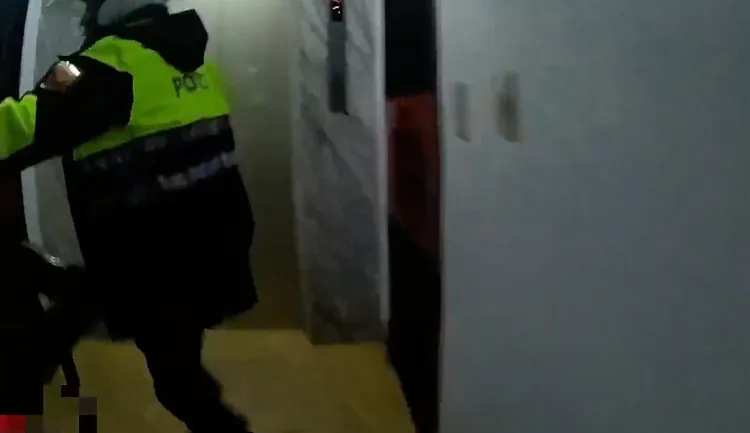 員警在樓梯狂奔上8樓。翻攝畫面