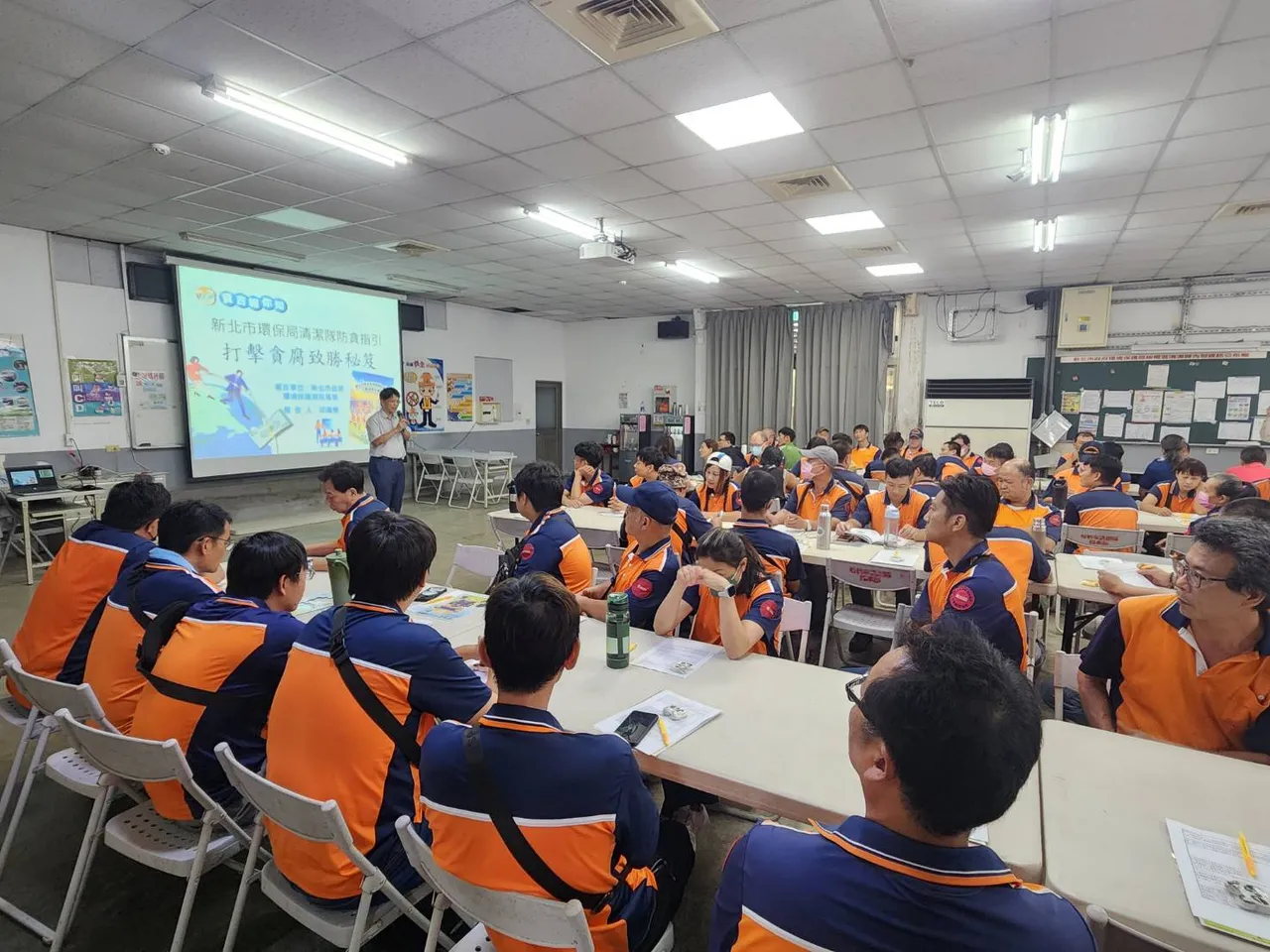 去年度已辦理12場廉政宣導課程，對象涵蓋新進公務人員、環保稽查員及清潔隊員等，獲得基層同仁正面回饋。環保局提供